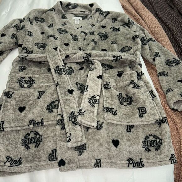Victoria's Secret Pink GREY BLACK LOGO Short Soft Fleece Robe xs - Picture 1 of 4